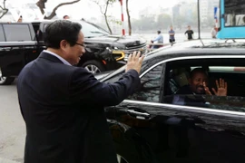 Prime Minister Pham Minh Chinh sees off Ethiopian Prime Minister Abiy Ahmed Ali after their visit to Tran Quoc Pagoda in Hanoi on April 17. (Photo: VNA)