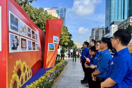 Young people visit the exhibition. (Photo: VNA)