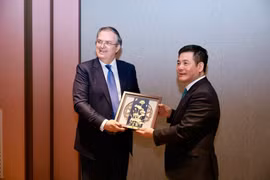 Vietnamese Minister of Industry and Trade Nguyen Hong Dien (R) and Mexican Secretary of Economy Marcelo Ebrard Casaubon meets on the sidelines of the 36th APEC Ministerial Meeting. (Photo: MoIT)