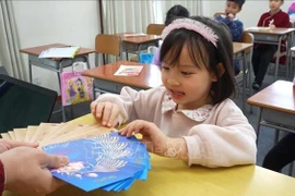 Mai Chi, a 5-year old student of the Dai Viet Language School, excited to receive lucky money, a tradition of Vietnamese people in Lunar New Year (Photo: VNA)