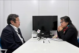 Hisanori Nei, Professor Emeritus of the National Graduate Institute for Policy Studies of Japan (L), provides an assessment of Vietnam's policy on nuclear power development as a stable energy source. (Photo: VNA)