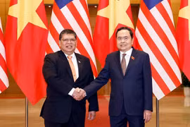 NA Chairman Tran Thanh Man (R) and Malaysian Speaker of the House of Representatives Tan Sri Dato’ Johari Bin Abdul (Photo: VNA)