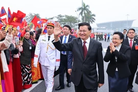 General Secretary of the Central Committee of the Lao People’s Revolutionary Party and President of Laos Thongloun Sisoulith and his spouse Naly Sisoulith are welcomed at the Noi Bai International Airport on January 26 morning. (Photo: VNA)