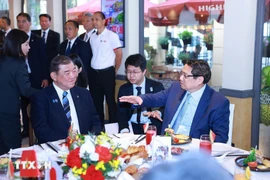 Prime Minister Pham Minh Chinh (right) and Japanese counterpart Ishiba Shigeru have breakfast and enjoy Vietnamese coffee together on April 29. (Photo: VNA)