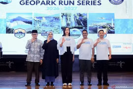 Indonesian Minister of Tourism Widiyanti Putri Wardhana (centre) at a press conference in Jakarta on May 22. (Photo: Antara)