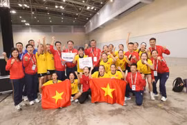 The players and coaching staff of the Vietnamese women’s handball team celebrate their SEA Games 33 gold medal. (Photo: VNA)