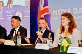 Matt Ryland, Executive Director of the British Chamber of Commerce Vietnam, speaks at the press conference in Hanoi on October 7, 2025. (Photo: VNA)
