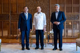 Malaysian Prime Minister Anwar Ibrahim (centre), Malaysian Foreign Minister Mohamad Hasan (right) and Cambodian Deputy Prime Minister Prak Sokhonn pose for a group photo during the latter's official visit to Malaysia from August 3–4. (Photo: Office of the Prime Minister of Malaysia/VNA)