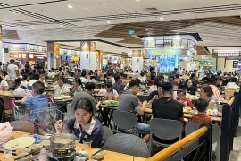 People dine at a shopping mall in Hanoi. (Photo: VNA)