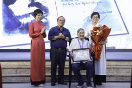 VNA General Director Vu Viet Trang (first, left) presents the Cricket Knight Award to composer Pham Tuyen (sitting) at the ceremony. (Photo: VNA)