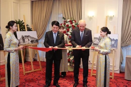Vietnamese State President Luong Cuong (second, left) and Hungarian President Sulyok Tamas (second, right) cut the ribbon to open the exhibition. (Photo:VNA)