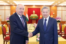 Party General Secretary To Lam (R) receives Hungarian President Sulyok Tamás in Hanoi on May 28. (Photo: VNA)
