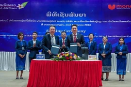 The signing ceremony of a cooperation agreement between Star Fintech and Lao Airlines in Vientiane on January 14 (Photo: VNA)