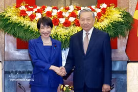 Party General Secretary and State President To Lam (R) receives Japanese Prime Minister Sanae Takaichi in Hanoi on May 2 (Photo: VNA)