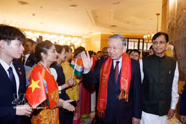 Representatives of the Vietnamese community and staff of the Vietnamese Embassy in India welcome Party General Secretary and State President To Lam. (Photo: VNA)