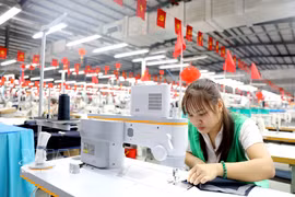 Hung Ha Veston Factory under May 10 Corporation has invested in sewing machines using AI technology to serve production (Photo: VNA)