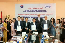 Representatives of the Ministry of Health's Maternal and Child Health Department and Roche Vietnam sign a Memorandum of Understanding on the development and implementation of the National Action Plan on Breast Cancer and Cervical Cancer Prevention and Control in Hanoi on July 22 (Photo: the organiser)