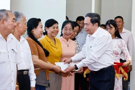 National Assembly Chairman Tran Thanh Man presents gifts to policy beneficiary families in Binh Thuy ward, Can Tho city, on January 30. (Photo: VNA)