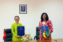 Vietnamese Ambassador to Mozambique Tran Thi Thu Thin (L) and Mozambican Minister of Education and Culture Samaria Tovela at the signing ceremony. (Photo: VNA)