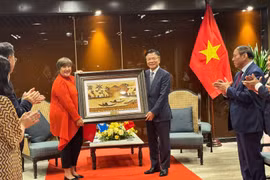 Deputy Prime Minister Le Thanh Long (right) presents gifts to UN Tourism representatives. (Photo: VietnamPlus)