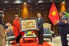 Deputy Prime Minister Le Thanh Long (right) presents gifts to UN Tourism representatives. (Photo: VietnamPlus)