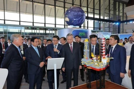 Party General Secretary To Lam, Prime Minister Pham Minh Chinh and other Party and State leaders visit a science and technology exhibition marking the 50th founding anniversary of Petrovietnam. (Photo: https://www.pvn.vn/)