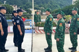 Vietnamese and Chinese border officers at the border demarcation line of the Lao Cai - Hekou international border gate on August 25-26, 2025. (Illustrative image. Source: nhandan.vn)