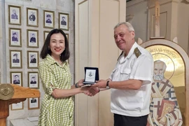 Vietnamese Ambassador to Bulgaria Nguyen Thi Minh Nguyet and Director of the Nikola Vaptsarov Naval Academy Rear Admiral Kalin Kalinov. (Photo: VNA)