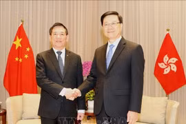 Deputy Prime Minister Ho Duc Phoc (left) and Chief Executive of the Hong Kong Special Administrative Region (HKSAR) John Lee Ka-chiu at their meeting on December 19 (Photo: VNA)