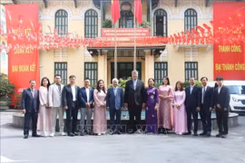 Delegates from the Vietnam–Korea Business and Investment Association and President of the Central Committee of the Vietnam Fatherland Front Do Van Chien pose for a group photo. (Photo: VNA)