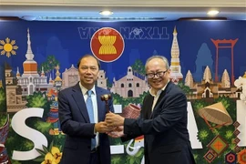 Vietnamese Ambassador to the US Nguyen Quoc Dung (L) receives the ACW gavel from Thai Ambassador Suriya Chindawongse at the ceremony. (Photo: VNA)