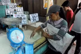 Purchasing rice in Manila, the Philippines (Photo: AFP)