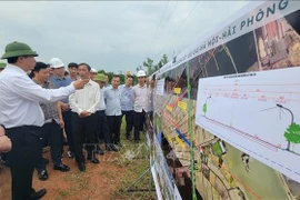 Minister of Construction Tran Hong Minh inspects the implementation of the Lao Cai – Hanoi – Hai Phong railway's section running through Hung Yen province on July 24. (Photo: VNA)