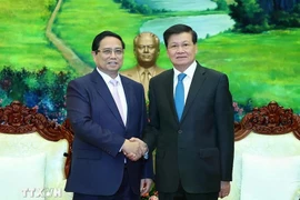 Prime Minister Pham Minh Chinh (L) meets with Lao Party General Secretary and State President Thongloun Sisoulith in Vientiane on January 10. (Photo: VNA)