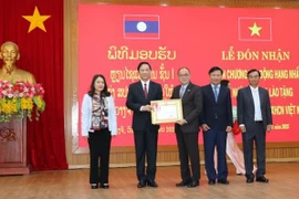 Champasak province delegation hands over the first-class Labour Order from the President of the Lao People’s Democratic Republic to Quang Tri province. (Photo: VNA)