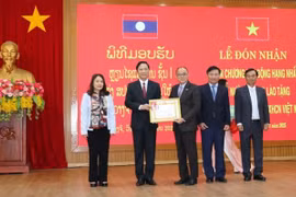 Champasak province delegation hands over the first-class Labour Order from the President of the Lao People’s Democratic Republic to Quang Tri province. (Photo: VNA)
