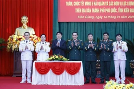 State President Luong Cuong (third, left) and heads of units of armed forces based in Phu Quoc (Photo: VNA)