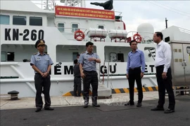 Nguyen Van Tho (far right), Standing Vice Chairman of the Ho Chi Minh City People’s Council and Standing Vice Chairman of the city’s election committee, inspects preparations for early voting aboard Fisheries Surveillance Ship 260. (Photo: VNA)