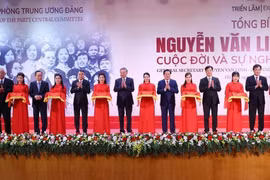 Party General Secretary To Lam (C) and other delegates cut the ribbon to launch the exhibition (Photo: VNA)