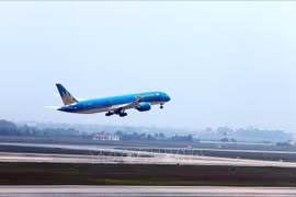 The Civil Aviation Authority of Vietnam has encouraged airlines to coordinate closely with Phu Cat Airport in Binh Dinh province to raise the frequency of late-night services from June to September. (Photo: VNA)