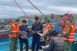 The Border Guard, in coordination with the Coast Guard, conduct an awareness campaign against IUU fishing at Bach Long Vy Port. (Photo: VNA)