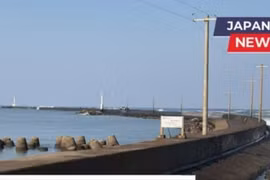 At the breakwater leading to the Mikuni lighthouse (Photo: Japan News)