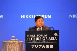 Deputy PM Nguyen Chi Dung speaks at the forum. (Photo: VNA)