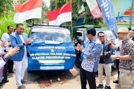 Deputy for Medium Enterprises at the Ministry of MSMEs, Bagus Rachman (right), and Situbondo District Head Yusuf Rio Wahyu Prayogo (left) flag off a coffee export shipment on the slopes of Mount Argopuro, Situbondo, East Java, on October 6, 2025. (Photo: ANTARA)