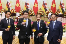 From left: Prince of Brunei Abdul Mateen, State President Luong Cuong, Sultan of Brunei Haji Hassanal Bolkiah, and Prime Minister Pham Minh Chinh at the state banquet held in honour of the Sultan in Hanoi on December 1. (Photo: VNA)