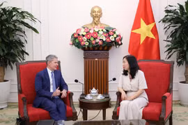 Deputy Foreign Minister Le Thi Thu Hang (right) receives Phil Nelson, Executive Vice President of CNN International Commercial, in Hanoi on May 25, 2026. (Photo: Ministry of Foreign Affairs)