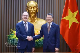Prime Minister Le Minh Hung (R) receives Russian Ambassador to Vietnam Gennady Bezdetko in May 2026. (Photo: VNA)