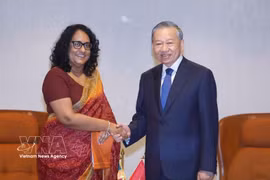 General Secretary of the Communist Party of Vietnam Central Committee and President of Vietnam To Lam (R) meets with Prime Minister of Sri Lanka Harini Amarasuriya in Colombo on the afternoon of May 8. (Photo: VNA)