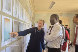 Andrea Teufel, Chief Representative of the German Association for the Preservation of Cultural Heritage (left) introduces the restoration of murals to Lazare Eloundou, Director of the UNESCO World Heritage Centre. (Photo: VNA)