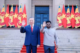 General Secretary of the Communist Party of Vietnam Central Committee and State President To Lam (L) and Sri Lankan President Anura Kumara Dissanayake at the welcome ceremony for the Vietnamese leader on May 8. (Photo: VNA)